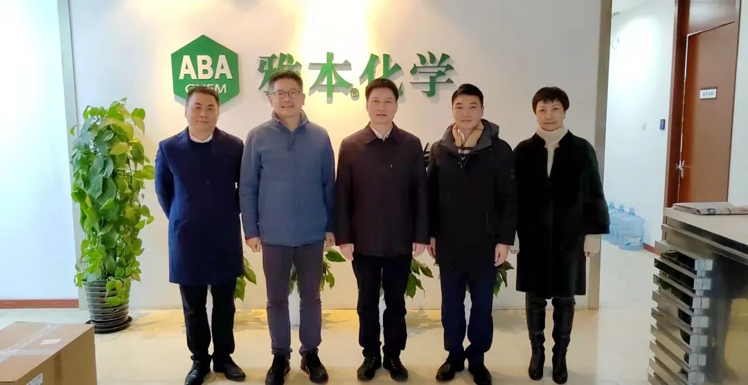 中共浦东新区区委常委、统战部部长张峰一行访问z6人生就是博化学张江创新中心