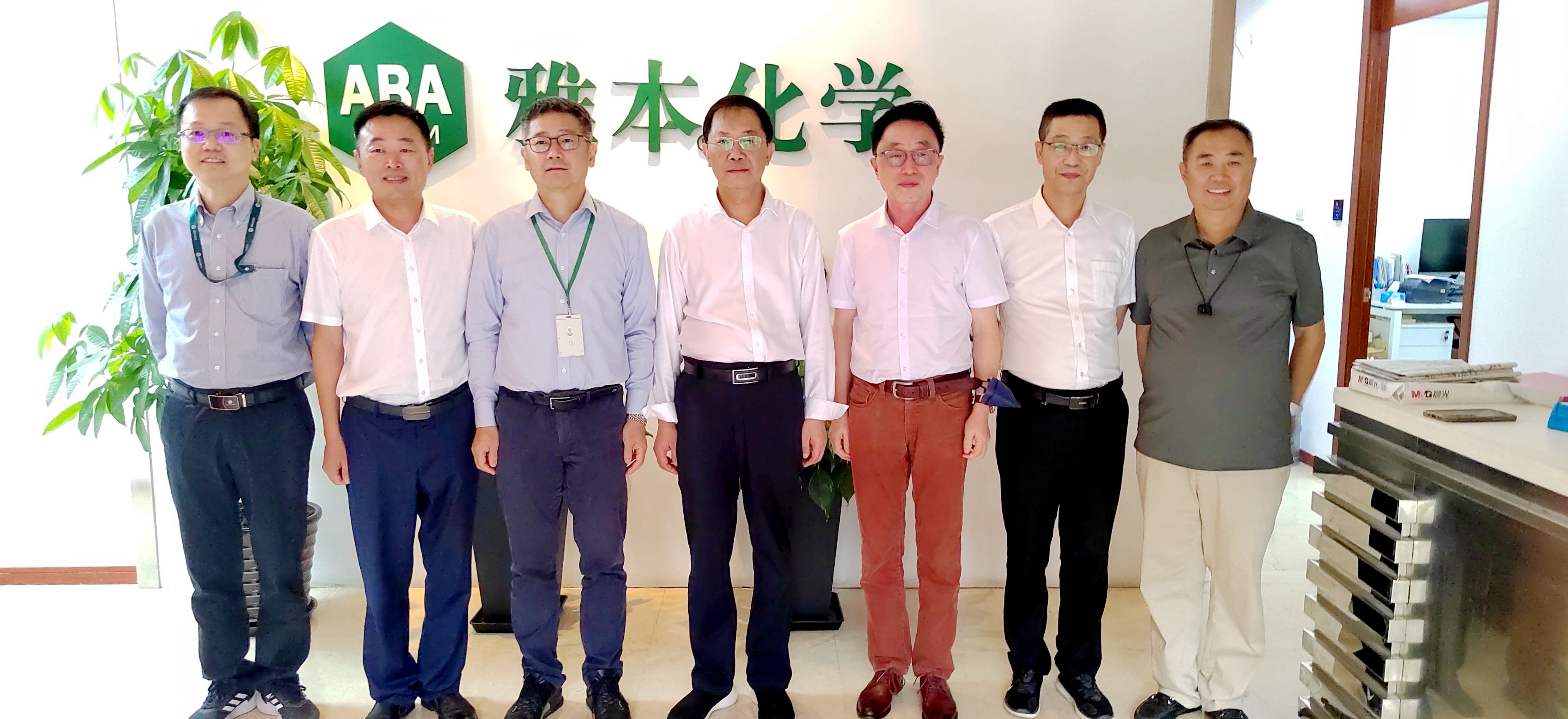 安阳市高新区领导一行访问z6人生就是博化学创新中心